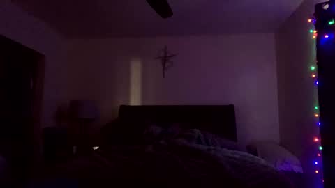 Snapshot of calishop1 chatting on 12-31-24, 04:35 calishop1 online show from 12-31-24, 04:35