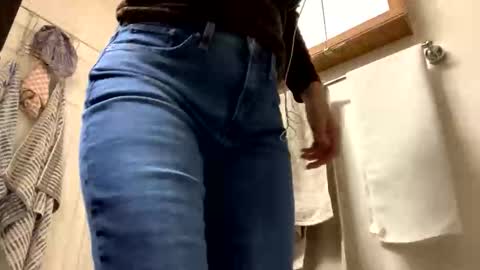 Snapshot of calishop1 chatting on 11-08-25, 04:23 calishop1 online show from 11-08-25, 04:23