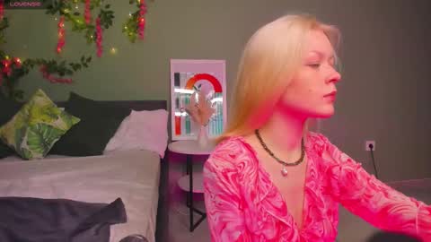 Snapshot of callista_a chatting on 11-19-25, 11:10 Robin online show from 11-19-25, 11:10