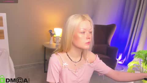 Snapshot of callista_a chatting on 12-03-25, 03:03 Robin online show from 12-03-25, 03:03