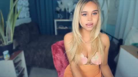 Snapshot of callmebythename_daisy chatting on 06-21-26, 06:10 A STINGY MAN IS A SIGN OF UNWELLINGNESS. online show from 06-21-26, 06:10