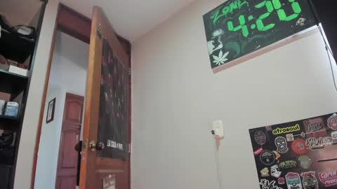 Snapshot of callsmoke chatting on 12-19-24, 07:18 Emma online show from 12-19-24, 07:18