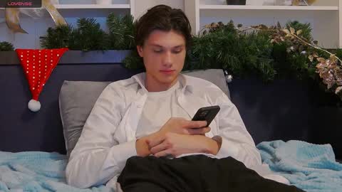 Snapshot of calvin_cay chatting on 01-01-25, 03:02 Calvin online show from 01-01-25, 03:02