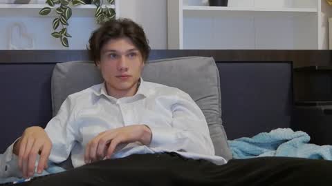 Snapshot of calvin_cay chatting on 01-11-25, 10:51 Calvin online show from 01-11-25, 10:51