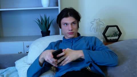 Snapshot of calvin_cay chatting on 01-13-25, 07:42 Calvin online show from 01-13-25, 07:42