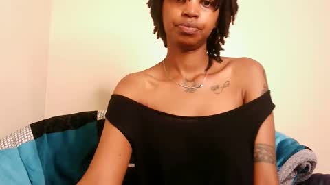 Snapshot of cam_she99 chatting on 04-27-26, 10:24 sunflower mommy online show from 04-27-26, 10:24