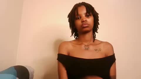 Snapshot of cam_she99 chatting on 04-29-26, 11:03 sunflower mommy online show from 04-29-26, 11:03