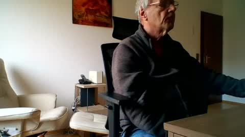 Snapshot of camcologne chatting on 04-24-26, 08:50 camcologne online show from 04-24-26, 08:50