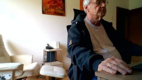 Snapshot of camcologne chatting on 04-25-26, 11:13 camcologne online show from 04-25-26, 11:13