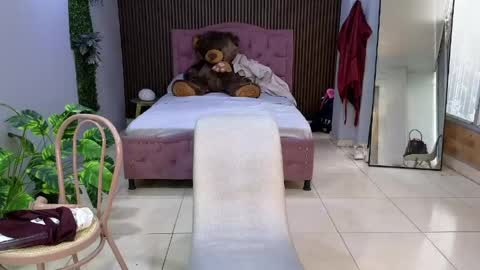 Snapshot of camil_milfdream chatting on 04-25-26, 01:41 Camil online show from 04-25-26, 01:41