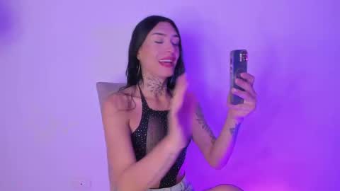 Snapshot of camila_coxx chatting on 06-04-26, 01:22 s online show from 06-04-26, 01:22
