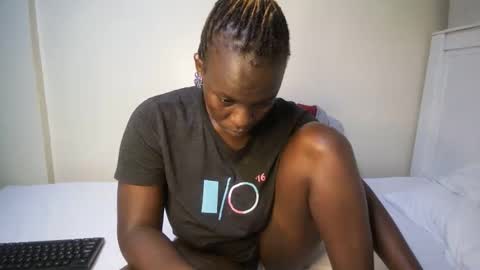 Snapshot of candycurly_ chatting on 10-16-25, 04:02 candycurly_ online show from 10-16-25, 04:02