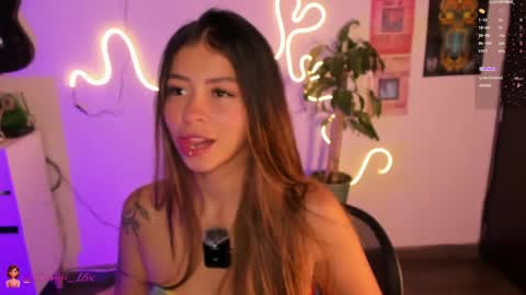 Snapshot of candyxpeach chatting on 05-17-26, 01:14 Camilla online show from 05-17-26, 01:14