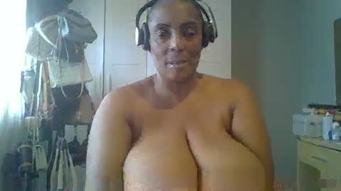 Snapshot of caramelchoc81 chatting on 01-14-25, 12:14 candylious81 online show from 01-14-25, 12:14