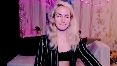Snapshot of carinfox chatting on 05-15-26, 07:21 Carin online show from 05-15-26, 07:21
