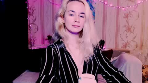 Snapshot of carinfox chatting on 05-16-26, 07:34 Carin online show from 05-16-26, 07:34