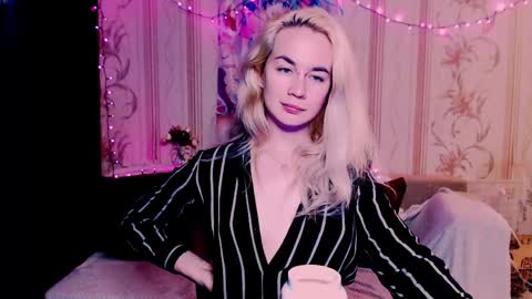 Snapshot of carinfox chatting on 05-16-26, 07:45 Carin online show from 05-16-26, 07:45