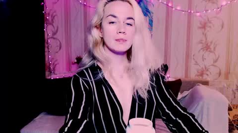 Snapshot of carinfox chatting on 05-16-26, 07:56 Carin online show from 05-16-26, 07:56
