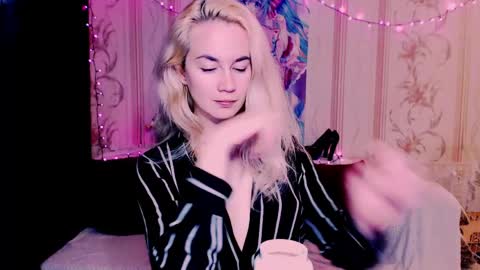 Snapshot of carinfox chatting on 05-16-26, 08:07 Carin online show from 05-16-26, 08:07