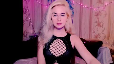Snapshot of carinfox chatting on 06-16-26, 06:43 Carin online show from 06-16-26, 06:43