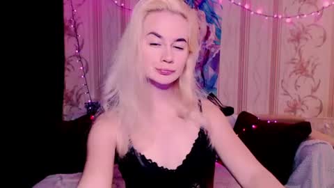 Snapshot of carinfox chatting on 06-19-26, 05:28 Carin online show from 06-19-26, 05:28