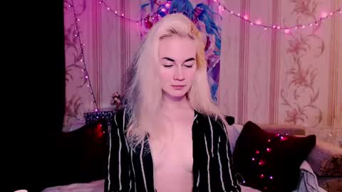 Snapshot of carinfox chatting on 06-22-26, 06:27 Carin online show from 06-22-26, 06:27