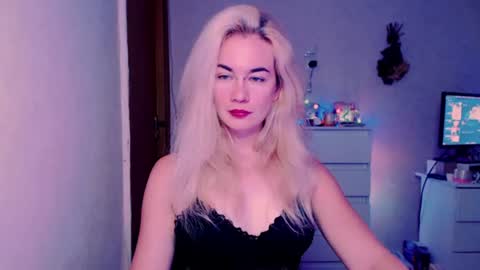 Snapshot of carinfox chatting on 07-17-26, 03:35 Carin online show from 07-17-26, 03:35