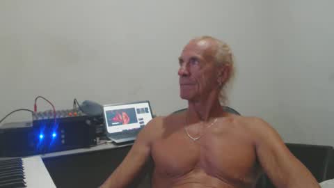 Snapshot of carlos2557 chatting on 04-20-26, 11:50 carlos online show from 04-20-26, 11:50