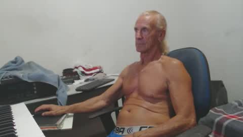 Snapshot of carlos2557 chatting on 04-26-26, 04:43 carlos online show from 04-26-26, 04:43