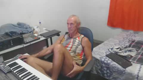 Snapshot of carlos2557 chatting on 05-07-26, 01:55 carlos online show from 05-07-26, 01:55
