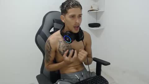 carlossmi01 online show from 10-30-25, 03:13