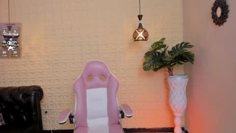 Snapshot of caro_sexyhot chatting on 09-26-25, 02:37 carolina online show from 09-26-25, 02:37