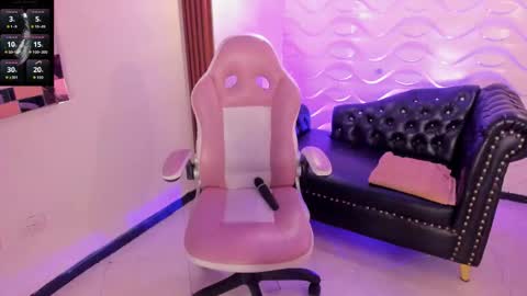 Snapshot of caro_sexyhot chatting on 10-17-25, 02:15 carolina online show from 10-17-25, 02:15