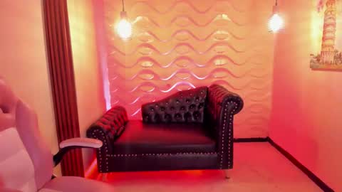 Snapshot of caro_sexyhot chatting on 10-24-25, 01:46 carolina online show from 10-24-25, 01:46