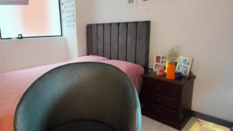 Snapshot of carolina_zaens chatting on 10-10-25, 04:17 carolina_zaens online show from 10-10-25, 04:17