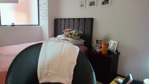 Snapshot of carolina_zaens chatting on 10-15-25, 05:35 carolina_zaens online show from 10-15-25, 05:35