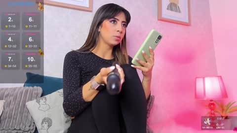 Snapshot of caroline_dh chatting on 01-18-25, 11:43 Caroline online show from 01-18-25, 11:43