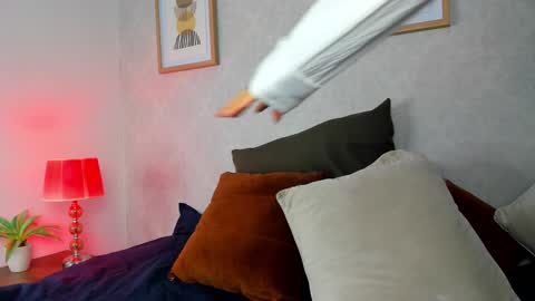 Snapshot of caroline_dh chatting on 10-17-25, 11:35 Caroline online show from 10-17-25, 11:35