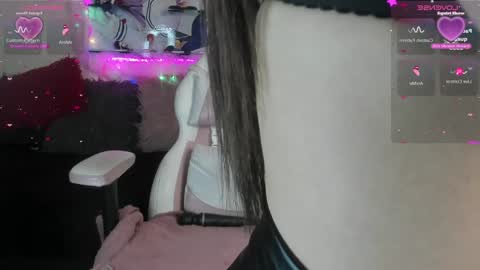 Snapshot of caroline_lenox chatting on 01-07-25, 06:59 Caroline Lenox online show from 01-07-25, 06:59