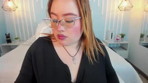 Snapshot of carolineevanss1 chatting on 11-30-25, 12:36 Carolinee online show from 11-30-25, 12:36