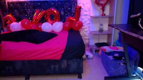 Snapshot of carolinescoth_dl chatting on 02-18-25, 06:37 Caroline Scoth online show from 02-18-25, 06:37