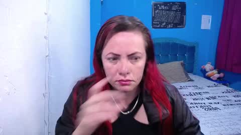 Snapshot of carolinhe_ chatting on 02-19-26, 08:32 Carolinhe online show from 02-19-26, 08:32
