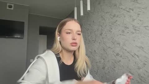 Snapshot of caroylnspuhler chatting on 07-30-26, 10:14 Elisa online show from 07-30-26, 10:14