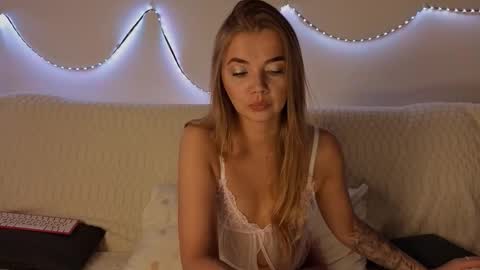 carriebradshawww online show from 10-04-25, 02:48