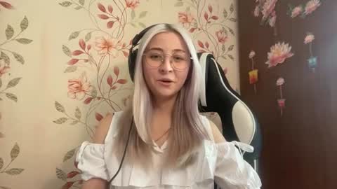 Snapshot of casandrabremme chatting on 06-17-26, 10:39 Mia online show from 06-17-26, 10:39