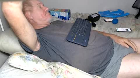Snapshot of casinocam chatting on 06-08-26, 01:28 CasinoCam online show from 06-08-26, 01:28