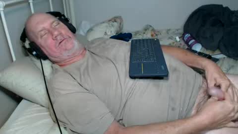 Snapshot of casinocam chatting on 06-18-26, 04:35 CasinoCam online show from 06-18-26, 04:35