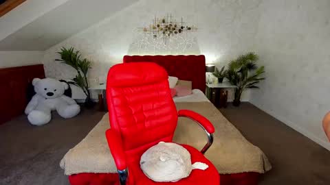 Cassandra online show from 02-11-25, 10:37