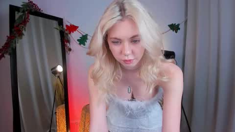 Snapshot of cassie_palmer chatting on 12-16-25, 06:51 Hello my name is Cassie and my friend Nilo is also here online show from 12-16-25, 06:51