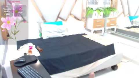 Snapshot of catalillina_love1 chatting on 12-28-24, 12:35 Cata online show from 12-28-24, 12:35